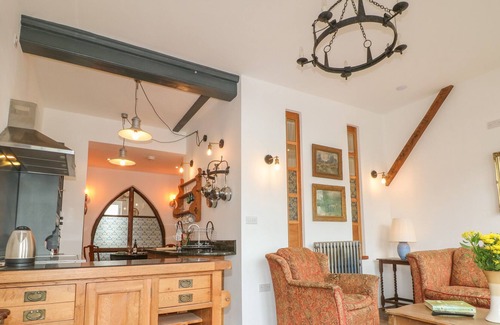 Blakeney Apartment | OAKDEAN STUDIO, pet friendly, with hot tub in Blakeney