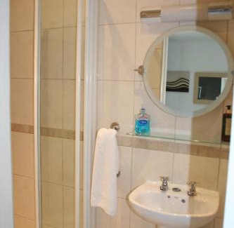 Gatwick Bed & Breakfast | Oakhurst Gatwick B&B & bookable Holiday parking deals GATWICK transport