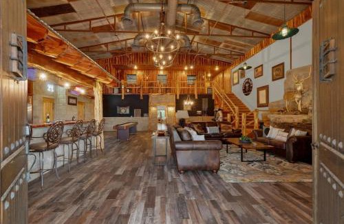 Johnson City House | Oakridge Ranch - Pool,Hot Tub, Pickleball Court, Whiskey & Wine Room