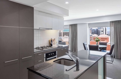 Adelaide Central Business District Apartment | Oaks Adelaide Embassy Suites