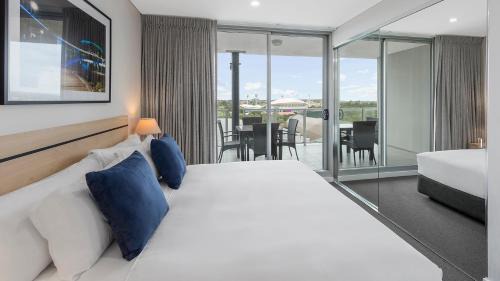Adelaide Central Business District Apartment | Oaks Adelaide Embassy Suites