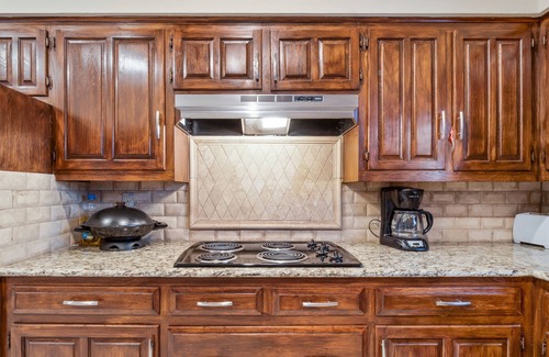 Far North Dallas House | >Oaks Manor< POOL! Large Luxury 5 BR House! Great Beds. Upscale quiet area! ERUV