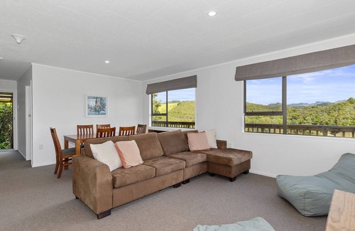 Oakura House | Oakura Oasis - Oakura Bay Holiday Home