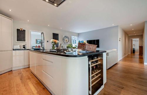 Christchurch House | Oakwood Bungalow Christchurch Sleeps 8