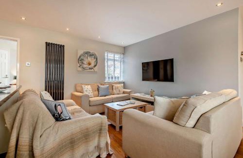 Christchurch House | Oakwood Bungalow Christchurch Sleeps 8