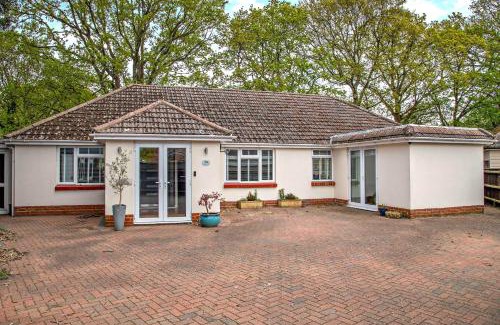 Christchurch House | Oakwood Bungalow Christchurch Sleeps 8