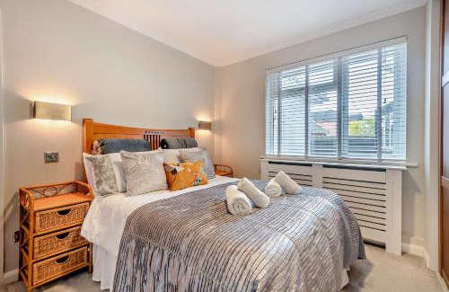 Christchurch House | Oakwood Bungalow Christchurch Sleeps 8