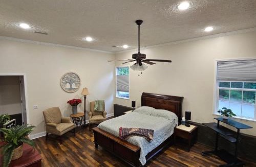 Decatur Apartment | Oakwood Oasis-Studio w Laundry & Kitchen