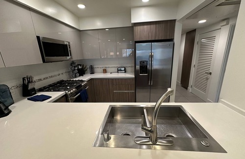 Los Angeles Hotel | Oasis 3 BR Steps Away from Century City Mall