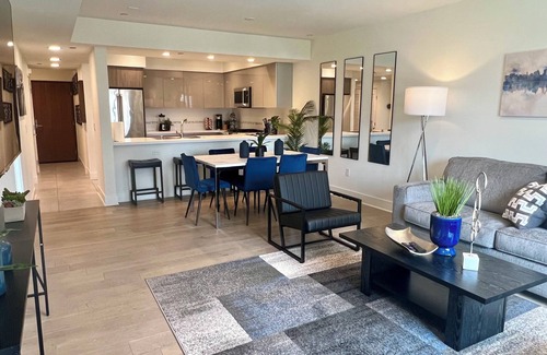 West Los Angeles Hotel | Oasis 3 BR Steps Away from Century City Mall w/Parking & W/D