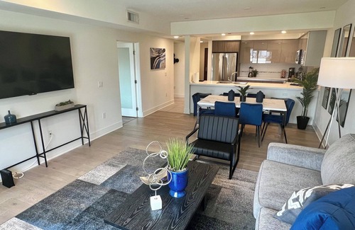 West Los Angeles Hotel | Oasis 3 BR Steps Away from Century City Mall w/Parking & W/D