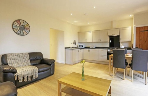 Halesworth House | Oasis Barn - Six Bedroom House, Sleeps 12