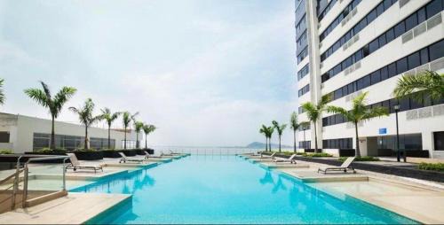 Puerto Santa Ana Apartment | Oasis céntrico: Piscina, Lago