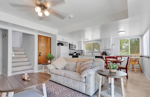 Victorville Condo | Oasis Condo on the fairway; fast WiFi, smart TVs, spectacular golf course views