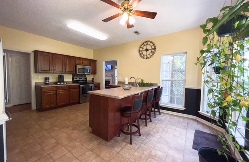 Charlotte House | Oasis for the entire family- w/backyard and patio
