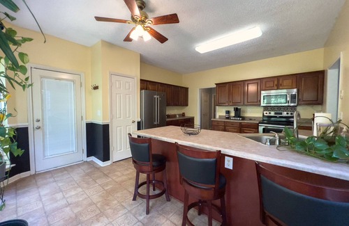 Charlotte House | Oasis for the entire family- w/backyard and patio