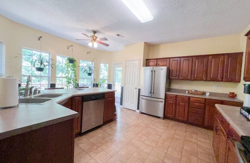 Charlotte House | Oasis for the entire family- w/backyard and patio