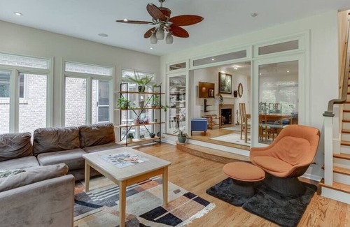 Belvedere Park House | Oasis in the City- Great Location Awesome House