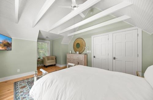 New Buffalo House | Oasis in the Woods