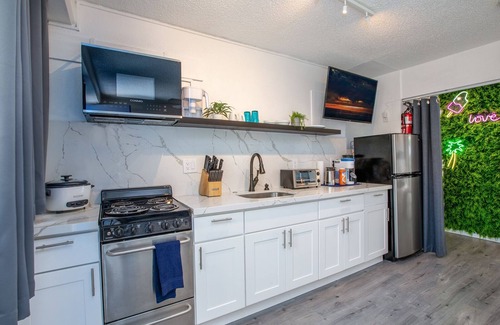 Diamond Head - Kapahulu - St. Louis House | β
Oasis Luxury Condo, Steps away from the beach π