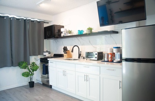 Diamond Head - Kapahulu - St. Louis House | β
Oasis Luxury Condo, Steps away from the beach π