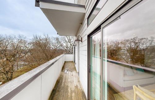 Chestnut Hill Apartment | Oasis on 2nd #302