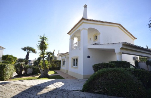 Penina Villa | Oasis Parque Alvor Beautiful 2 Bed Villa with Pool AT04