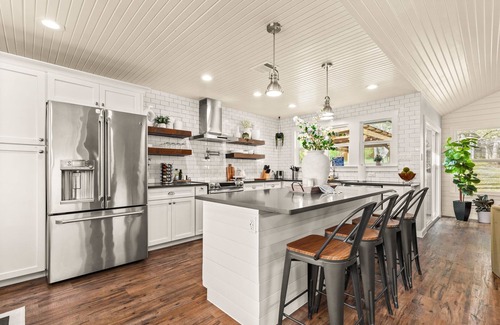 West Oak Hill House | Oasis Pool I Spa I Outdoor Movie I Sleeps 16 I Fun