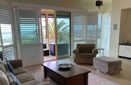 Marino House | Oasis Villa walk2Beach&Train Station/Swimming Pool/Netflix/wifi/ 7Bed10Sleep+Cot
