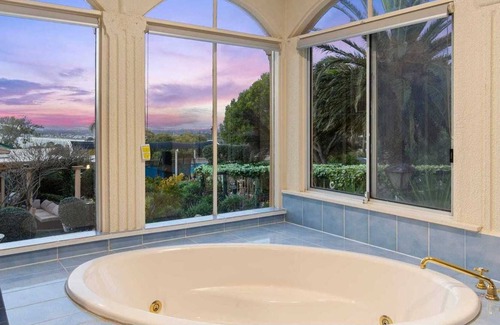 Marino House | Oasis Villa walk2Beach&Train Station/Swimming Pool/Netflix/wifi/ 7Bed10Sleep+Cot