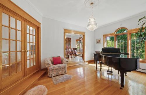 Dartmouth House | OatHillLakeSide suit