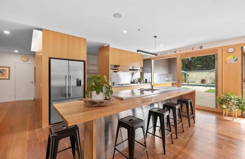 Torquay House | Ocean Acres Retreat: Pool, Spa and Tennis Court
