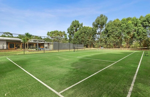 Torquay House | Ocean Acres Retreat: Pool, Spa and Tennis Court