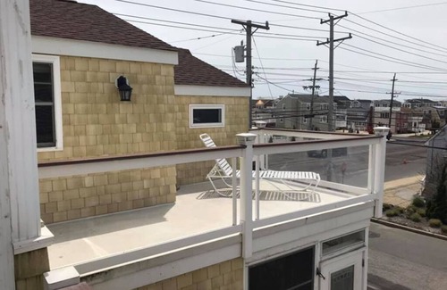 North Beach Haven Apartment | Ocean and Bay views, 3 upper decks, recently renovated, close to ACME.