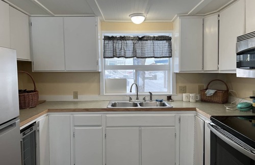 Homer Cottage | Ocean and Mountain View Beach House with Hot tub and Fire Pit