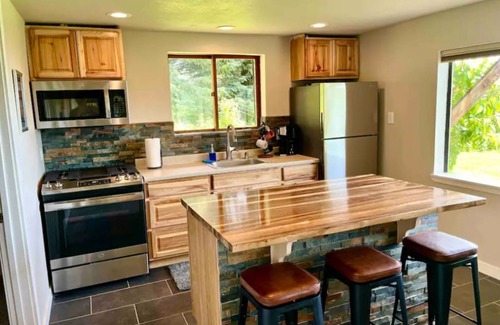 Kachemak House | Ocean and Mountain views, 10 minutes to the Spit
