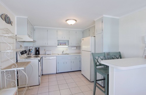 Beach Haven Terrace House | OCEAN BLOCK 6th From Beach - Newly Furnished 3 BR, Sleeps 8 (1st Fl of Duplex)