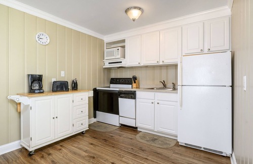 Midtown Ocean City Cottage | Ocean block cottage nestled steps away from OC shoreline FREE LINENS