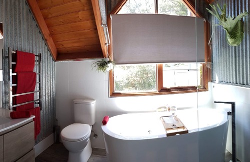 Stanwell Park Bed & Breakfast | Ocean Blue B & B - Beacomber Spa Suite