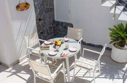 El Moncayo House | Ocean Blue Eyes by Fidalsa
