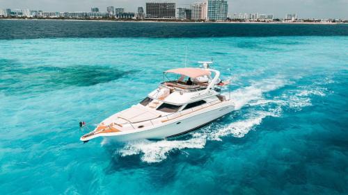 Zona Hotelera Boat Rental | Ocean blue