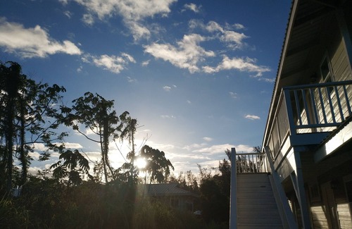 Keaau Apartment | Ocean Breeze Inn 1 Queen Bed, 1 Full Bath, Private Balcony and Private Entrance