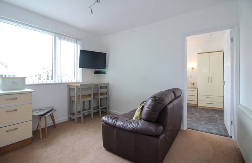 Holywell Cottage | Ocean Breeze is a cosy apartment just a stone’s throw from the wonderful beach at Holywell Bay.