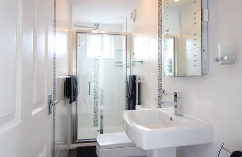 Holywell Cottage | Ocean Breeze is a cosy apartment just a stone’s throw from the wonderful beach at Holywell Bay.