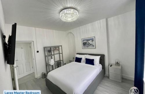 Porthcawl Apartment | OCEAN ESCAPE 200m From the Sea, High Spec Town Centre Entire Flat, 3 Bedrooms, TVs All Rooms