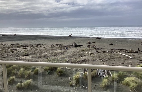 Gold Beach House | Ocean Front 3 Bedroom House with Amazing Sunsets!