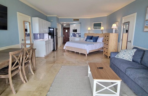 West End Condo | Ocean Front Cottage with Kitchen - Old Bahama Bay Resort. Dockage Available