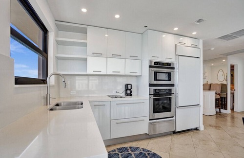 La Gorce Apartment | Ocean Front Penthouse 2BD/2 Balconies PH-2
