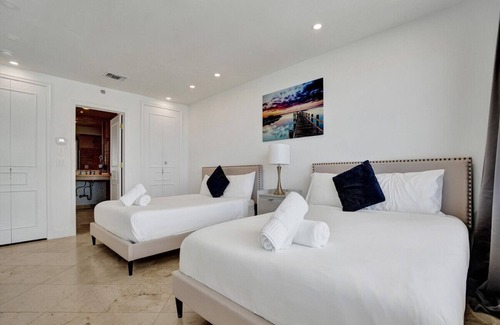 La Gorce Apartment | Ocean Front Penthouse 2BD/2 Balconies PH-2