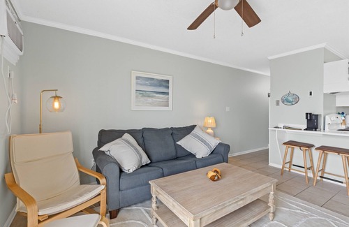 McCutcheon Field Condo | Ocean Front! Sleeps 6!